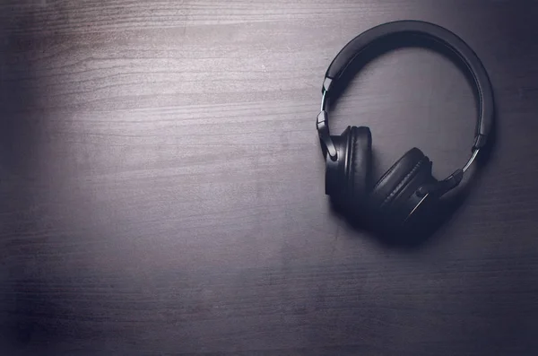 Karanlık bir arka plan üzerinde kulaklık. Müzik aksesuarları. Bluetooth kulaklık kablo olmadan. 