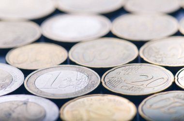Euro para. Paralar karanlık bir arka plan üzerinde yalıtılır. Avrupa para birimi. Bakiye para. Jeton değerleri 1 ve 2 Euro. 