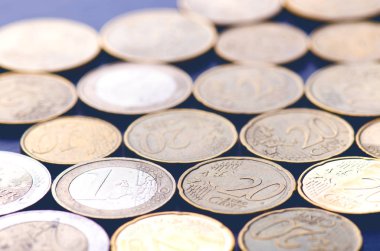 Euro para. Paralar karanlık bir arka plan üzerinde yalıtılır. Avrupa para birimi. Bakiye para. Jeton değerleri 1 ve 2 Euro. 