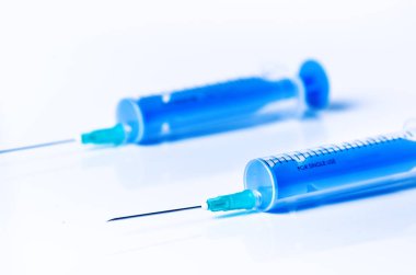 Tıbbi malzeme. Beyaz bir arka planda yansıma ile izole enjeksiyon. Eczane arka plan.