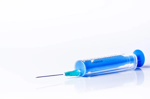 Lékařské vybavení. Injekce: izolované na bílém pozadí s odleskem. Lékárna pozadí. — Stock fotografie