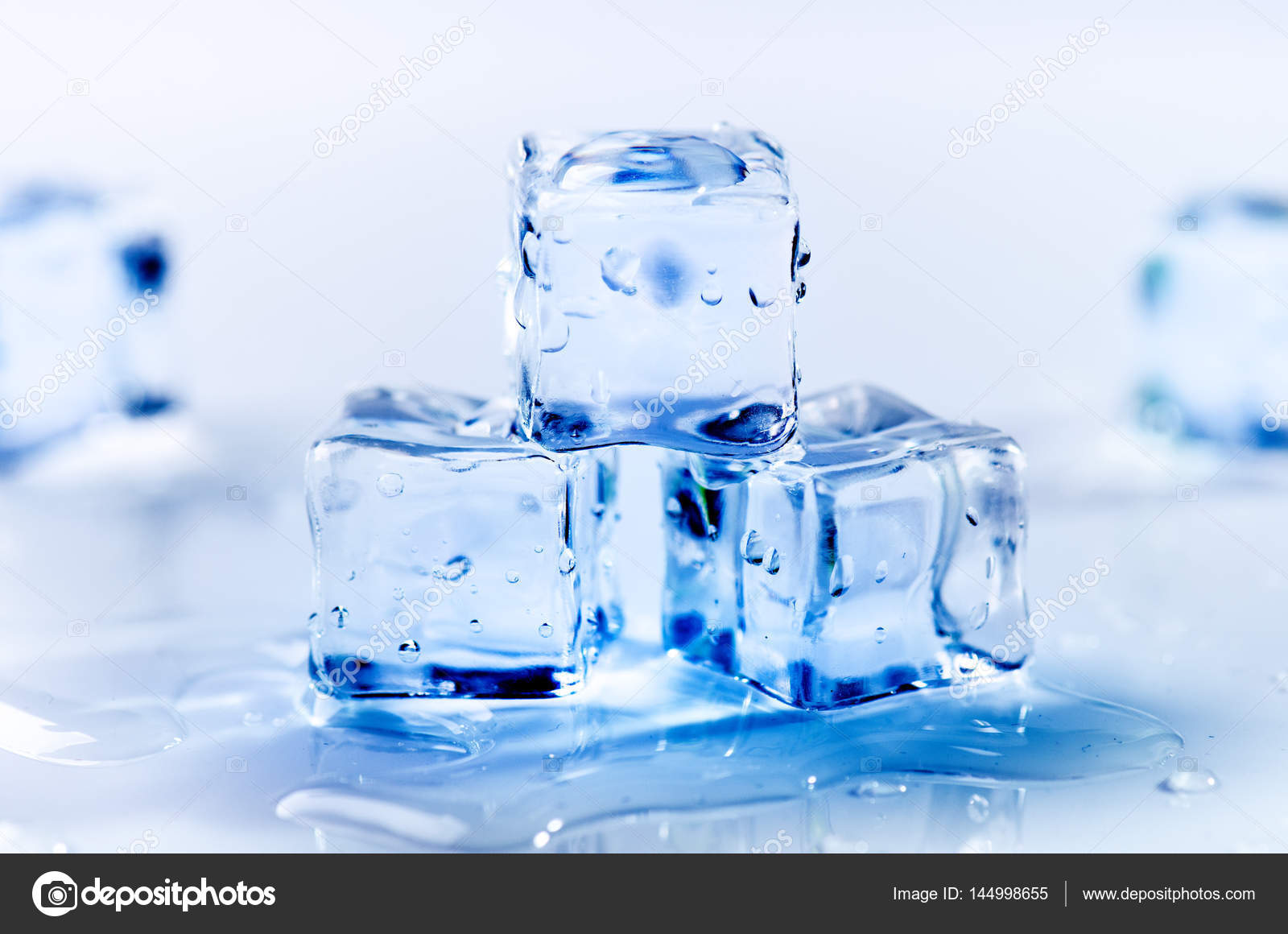 Fotos hielo en cubitos Cubos hielo de fusión sobre una