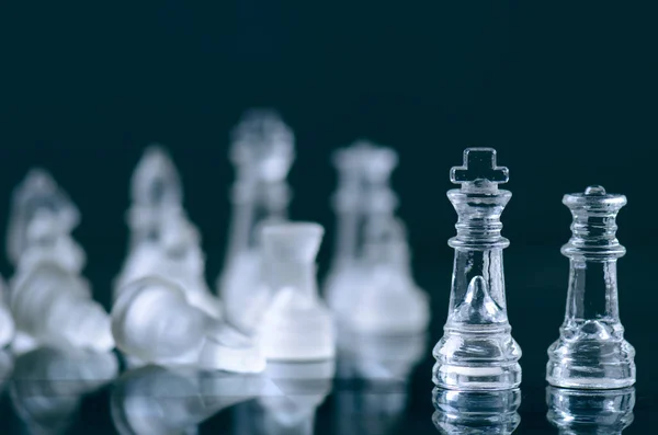 Шахматная бизнес-концепция победы. Шахматные фигуры в отражении шахматной доски. Гейм. Конкуренция и интеллект . — стоковое фото