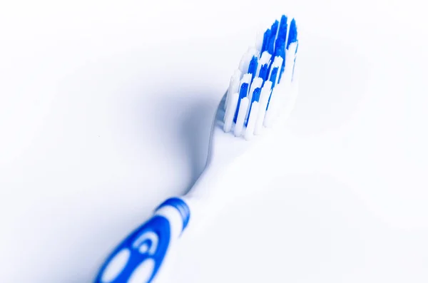 Sikat gigi diisolasi pada latar belakang putih dengan refleksi dan pasta gigi. Sikat gigi plastik biru. Konsep obat gigi. . — Stok Foto