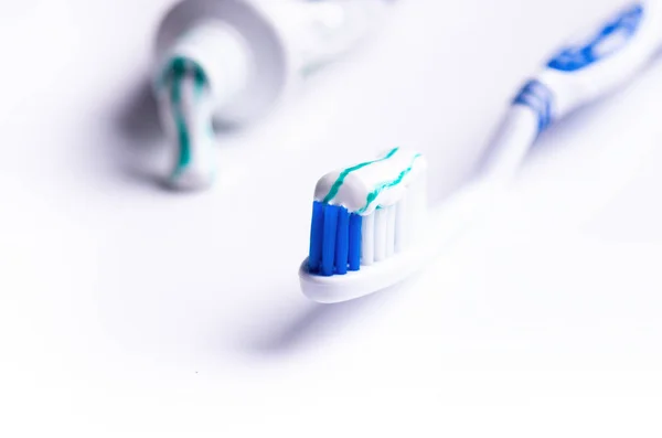 Zahnbürste isoliert auf weißem Hintergrund mit Reflexion und Zahnpasta. blaue Zahnbürste aus Kunststoff. Konzept der Zahnmedizin. — Stockfoto