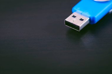 Siyah bir arka plan üzerinde USB birden parlamak götürmek. Flash sürücü resim köşesinde yer alır. Teknoloji kavramı