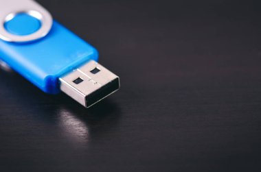 Siyah bir arka plan üzerinde USB birden parlamak götürmek. Flash sürücü resim köşesinde yer alır. Teknoloji kavramı