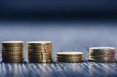 Euro para. Paralar karanlık bir arka plan üzerinde yalıtılır. Avrupa para birimi. Bakiye para. Paralar binadan. Farklı değerler sikkeleri