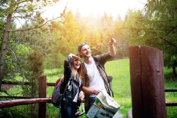 Pareja joven viajando en una naturaleza. Gente feliz. Estilo de vida — Foto de Stock