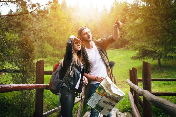 Pareja joven viajando en una naturaleza. Gente feliz. Estilo de vida — Foto de Stock