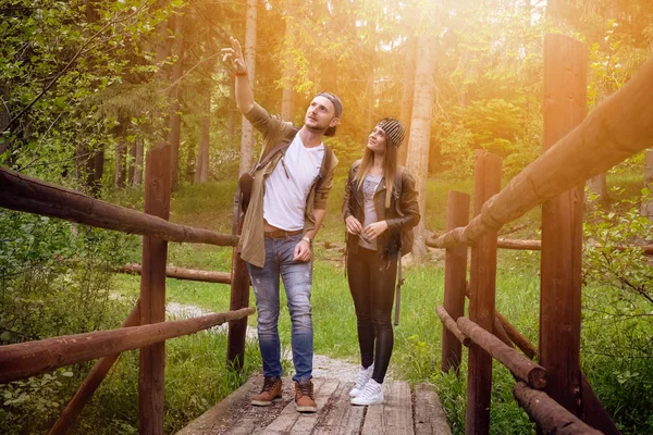 Pareja joven viajando en una naturaleza. Gente feliz. Estilo de vida — Foto de Stock