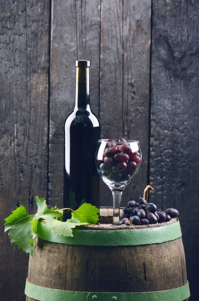 Mann Schenkt Rotwein Ein Wein Auf Einem Holzfass Verbrannter Schwarzer — Stockfoto