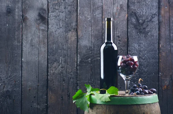 Uomo Che Versa Vino Rosso Vino Una Botte Legno Fondo — Foto Stock