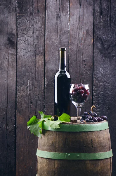 Mann Schenkt Rotwein Ein Wein Auf Einem Holzfass Verbrannter Schwarzer — Stockfoto