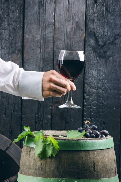 Bicchiere Bottiglia Vino Accanto Alla Botte Legno Fondo Legno Nero — Foto Stock