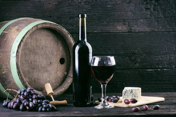 Glas Und Flasche Wein Neben Dem Holzfass Verbrannter Schwarzer Holzgrund — Stockfoto