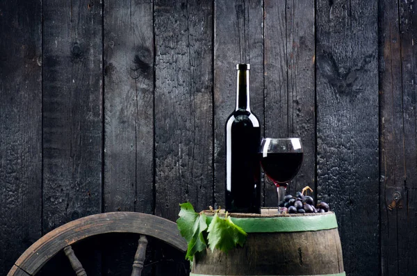 Glas Und Flasche Wein Neben Dem Holzfass Verbrannter Schwarzer Holzgrund — Stockfoto