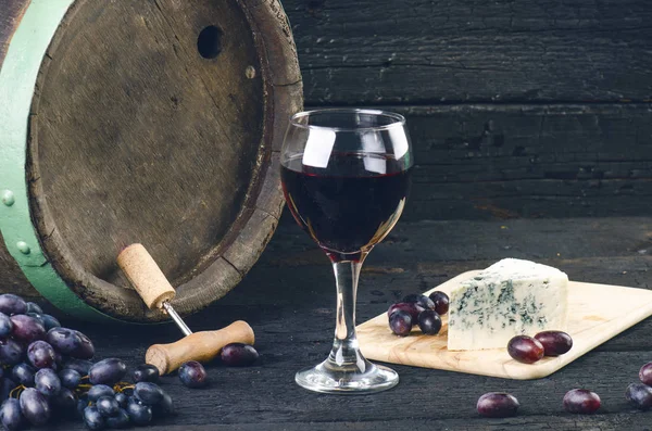 Bicchiere Bottiglia Vino Accanto Alla Botte Legno Fondo Legno Nero — Foto Stock