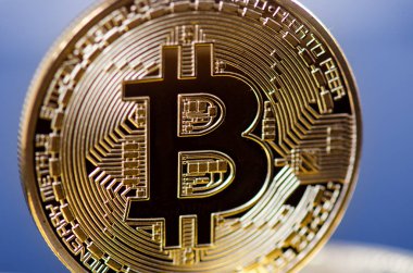 Koyu arkaplanda yansıması olan altın bitcoin sikkeler. Sanal para birimi. Şifreli para birimi. Yeni sanal para.
