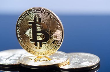 Koyu arkaplanda yansıması olan altın bitcoin sikkeler. Sanal para birimi. Şifreli para birimi. Yeni sanal para.