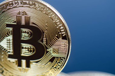 Koyu arkaplanda yansıması olan altın bitcoin sikkeler. Sanal para birimi. Şifreli para birimi. Yeni sanal para.