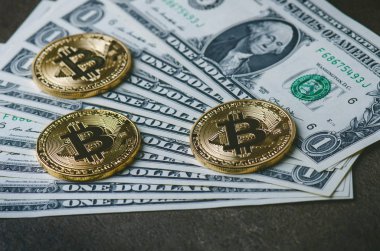 Bir kağıt dolar para ve güneş ile koyu arka plan üzerinde altın bitcoin paralar. Sanal para birimi. Kripto para birimi. Yeni sanal para dolar para. Mercek parlaması