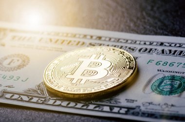 Bir kağıt dolar para ve güneş ile koyu arka plan üzerinde altın bitcoin paralar. Sanal para birimi. Kripto para birimi. Yeni sanal para dolar para. Mercek parlaması