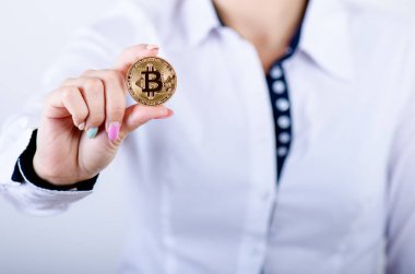 Bitcoin 'i beyaz arka planda tutan iş kadını. Kadınların elinde altın bitcoin. Sanal para birimi. Şifreli para birimi. Yeni sanal para.