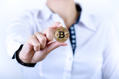 Bitcoin 'i beyaz arka planda tutan iş kadını. Kadınların elinde altın bitcoin. Sanal para birimi. Şifreli para birimi. Yeni sanal para.