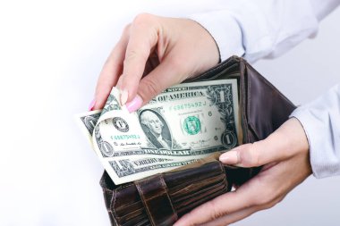 Dolar banknotları tutan iş kadını beyaz bir arkaplanda izole edilmiş. Para kadınların elinde. Amerikan parası. Bir dolarlık banknotlar