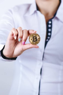Bitcoin 'i beyaz arka planda tutan iş kadını. Kadınların elinde altın bitcoin. Sanal para birimi. Şifreli para birimi. Yeni sanal para.
