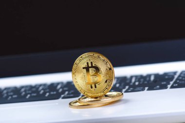 Beyaz dizüstü bilgisayardaki Bitcoin paraları. Bilgisayar. Yatırım durumu. Yeni sanal para birimi. En değerli kripto para birimi 