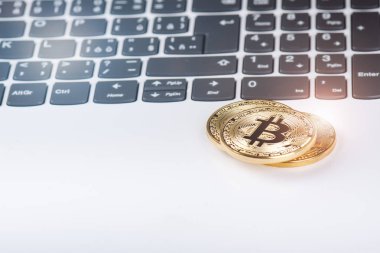 Beyaz dizüstü bilgisayardaki Bitcoin paraları. Bilgisayar. Yatırım durumu. Yeni sanal para birimi. En değerli kripto para birimi 