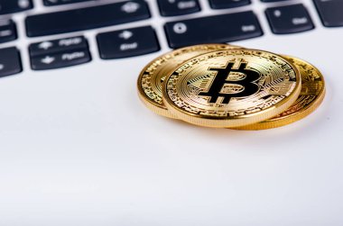 Beyaz dizüstü bilgisayardaki Bitcoin paraları. Bilgisayar. Yatırım durumu. Yeni sanal para birimi. En değerli kripto para birimi 