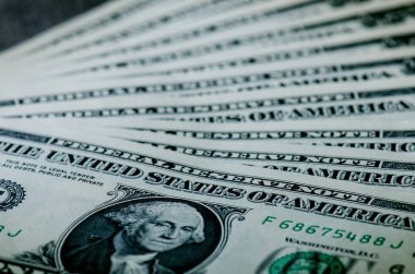 Siyah bir masanın üzerine bir dolarlık banknotlar. Nakit para Amerikan doları. Klasik arka plan. Lens fişeği. Amerikan para birimi.