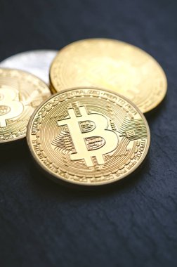 Altın bitcoin paralar euro para ile karanlık bir arka plan üzerinde. Sanal para birimi. Kripto para birimi. Yeni sanal para. Mercek parlaması 