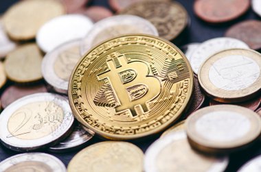 Altın bitcoin paralar euro para ile karanlık bir arka plan üzerinde. Sanal para birimi. Kripto para birimi. Yeni sanal para. Mercek parlaması 