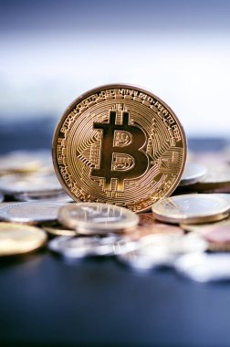 Altın bitcoin paralar euro para ile karanlık bir arka plan üzerinde. Sanal para birimi. Kripto para birimi. Yeni sanal para. Mercek parlaması 
