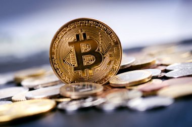 Altın bitcoin paralar euro para ile karanlık bir arka plan üzerinde. Sanal para birimi. Kripto para birimi. Yeni sanal para. Mercek parlaması 