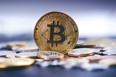 Altın bitcoin paralar euro para ile karanlık bir arka plan üzerinde. Sanal para birimi. Kripto para birimi. Yeni sanal para. Mercek parlaması