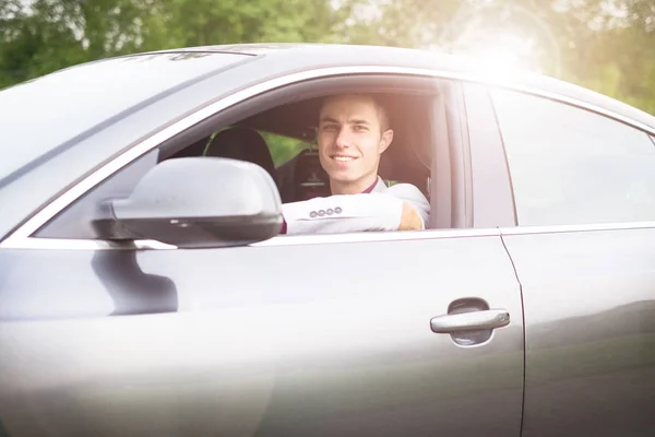 Joven Feliz Hombre Negocios Coche Hombre Con Trajes Lado Del — Foto de Stock