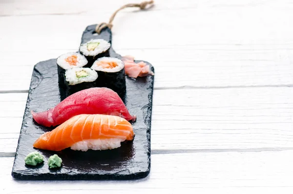 Set Sushi Servido Pizarra Negra Rollos Sushi Sashimi Sobre Una — Foto de Stock
