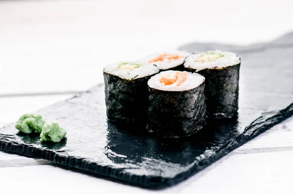 Set Sushi Servido Pizarra Negra Rollos Sushi Sashimi Sobre Una — Foto de Stock