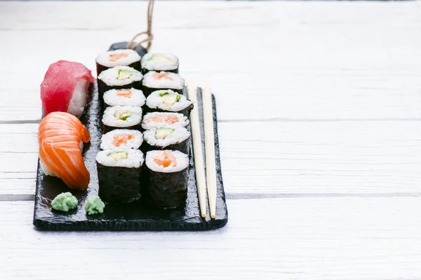 Set Sushi Servido Pizarra Negra Rollos Sushi Sashimi Sobre Una — Foto de Stock