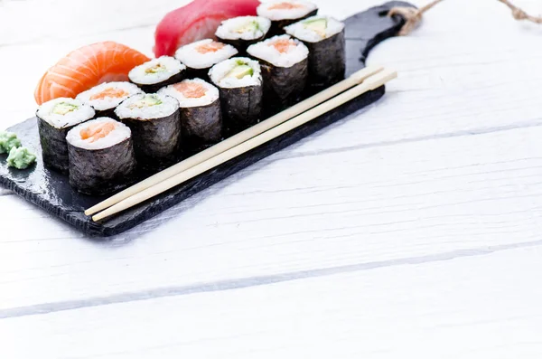 Set Sushi Servido Pizarra Negra Rollos Sushi Sashimi Sobre Una — Foto de Stock