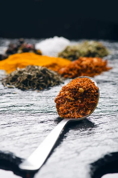 Verschillende Specerijen Kruiden Een Zwarte Lei Indiase Kruiden Ingrediënten Voor — Stockfoto