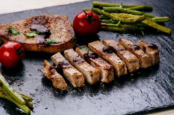 Chuletas Cerdo Parrilla Filetes Con Verduras Tomates Frijoles Salsa Una — Foto de Stock