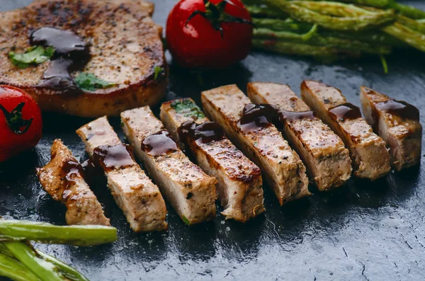 Grilled Pork Chops Steaks Vegetables Tomatoes Beans Sauce Black Slate — Stock Photo, Image