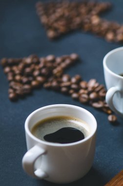 Kahve çekirdeğinden kahve ve ok. Enerjini arttır. Enerjinin artışı. Ok ve grafik. Tahtada kahve. Enerji kavramı