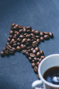 Kahve çekirdeğinden kahve ve ok. Enerjini arttır. Enerjinin artışı. Ok ve grafik. Tahtada kahve. Enerji kavramı